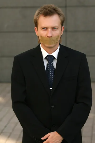 Uomo con adesivo sulla bocca — Foto Stock