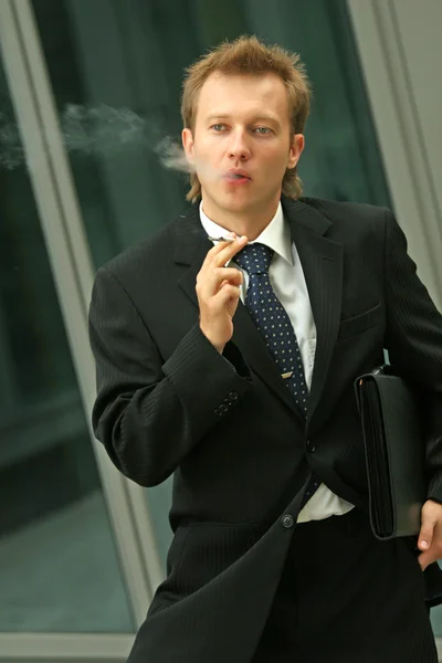 Empresario fumando al aire libre — Foto de Stock