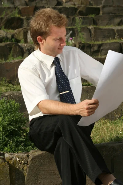 Muž čtení plány — Stock fotografie