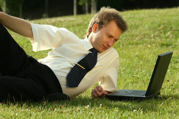 Hombre con portátil de trabajo al aire libre —  Fotos de Stock