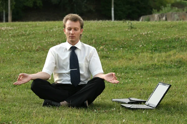 Uomo d'affari e yoga — Foto Stock