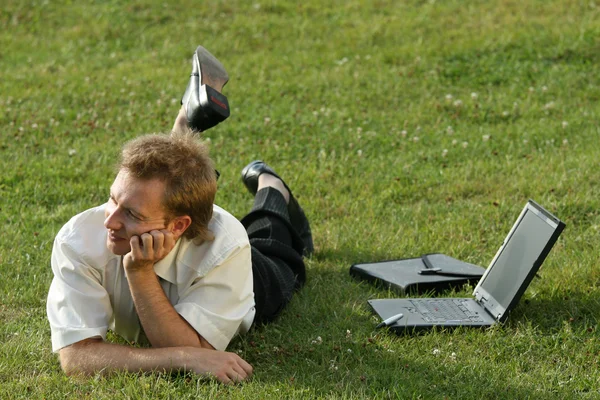Entspannter Geschäftsmann auf dem Rasen — Stockfoto