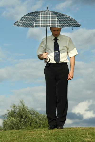 Бизнесмен с зонтиком — стоковое фото