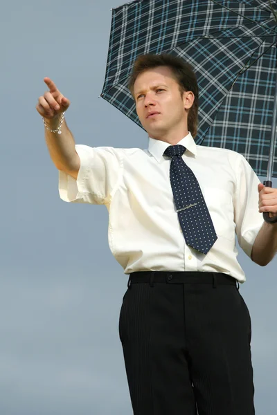 Człowiek z parasolem, wskazując palcem — Zdjęcie stockowe