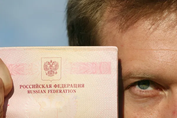 Man med ryska pass — Stockfoto