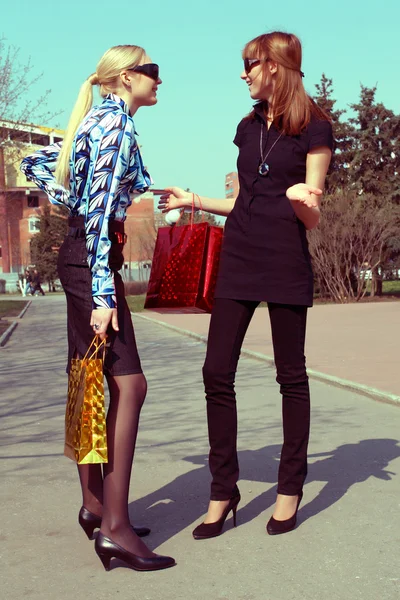 Shopping flickor talar på gatan — Stockfoto