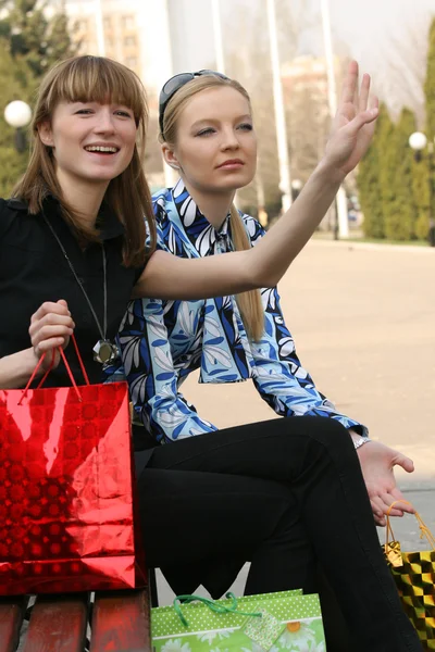 Mujer de compras saludando —  Fotos de Stock