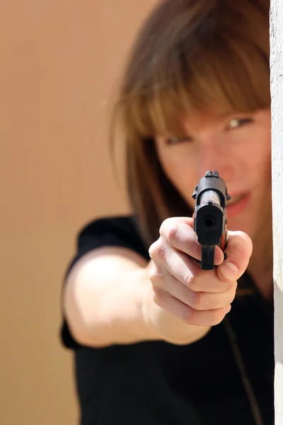 Feminino apontando arma — Fotografia de Stock