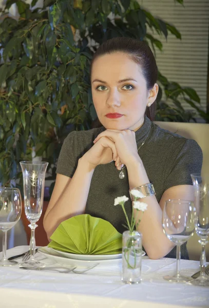 Triest vrouw in het restaurant wachten — Stockfoto