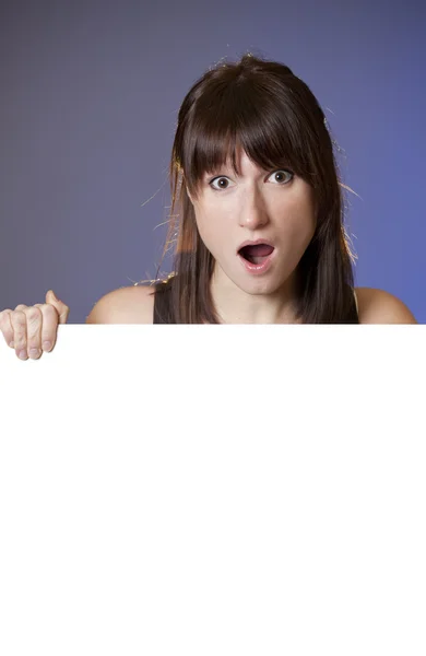 Mujer sorprendida con tablón de anuncios — Foto de Stock