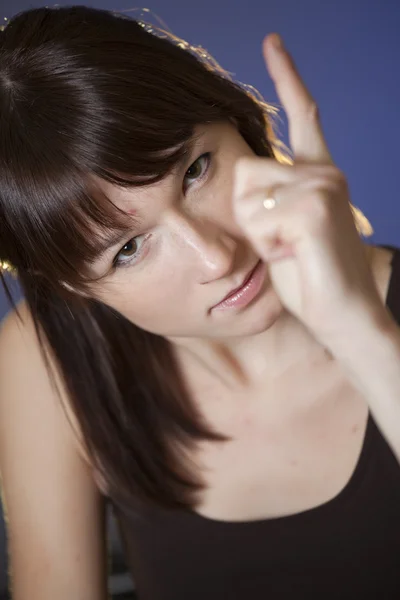 Mulher mostrando dedo — Fotografia de Stock