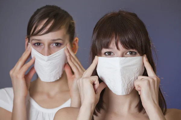 Защита лица носовым платком — стоковое фото