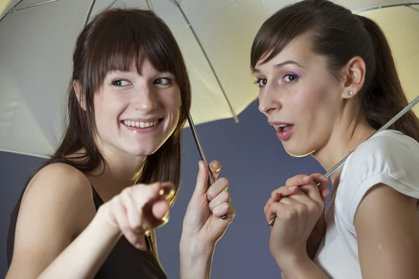 Glückliche Frauen mit Regenschirmen — Stockfoto