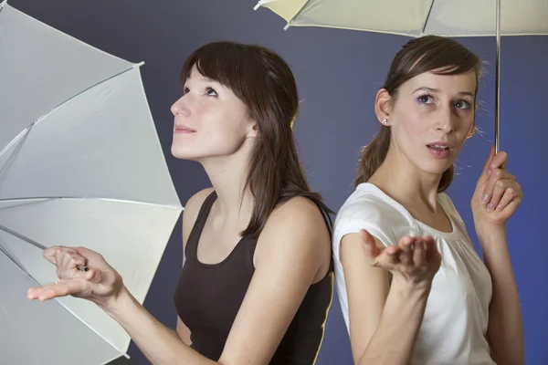 Женщины с зонтиками — стоковое фото