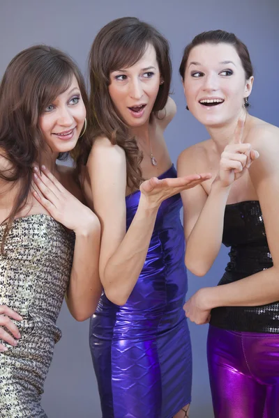 Chicas de fiesta coqueteando — Foto de Stock