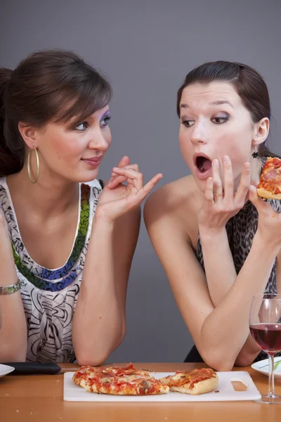 妇女吃披萨 — 图库照片