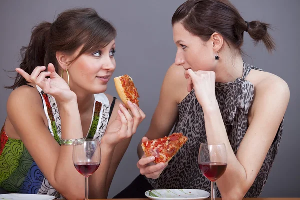 Femmes avec vin mousseux et pizzas — Photo