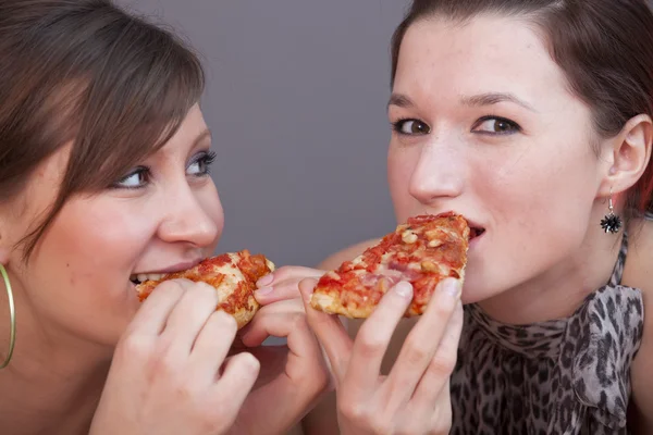 Vrienden die pizza eten — Stockfoto