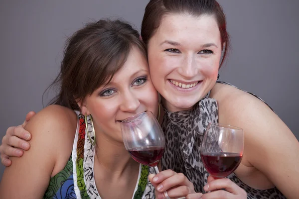 Mulheres com copos espumante vinho — Fotografia de Stock