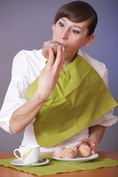 Femme affamée avec gâteau — Photo