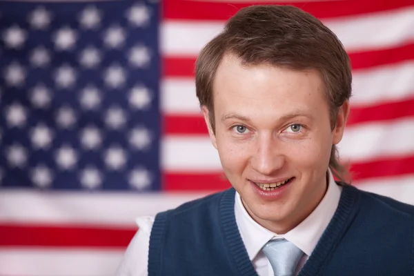 Uomo felice sopra bandiera americana — Foto Stock