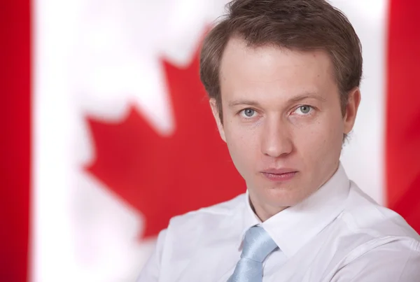 Üzletember, kanadai zászló alatt — Stock Fotó