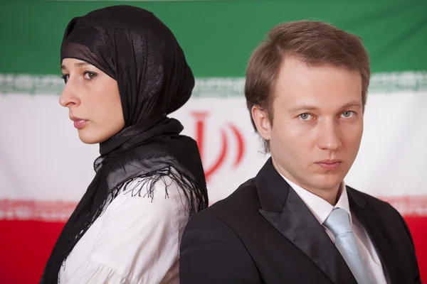 Couple sur drapeau iran — Photo