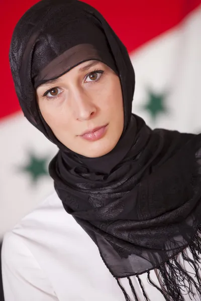 Religieuze vrouw over Irak vlag — Stockfoto