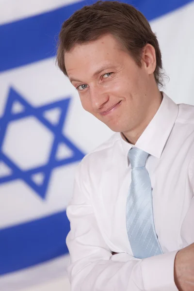 Счастливый человек над флагом Израиля — стоковое фото