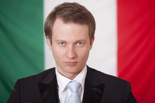 Poważny biznesmen na włoskiej flagi — Zdjęcie stockowe