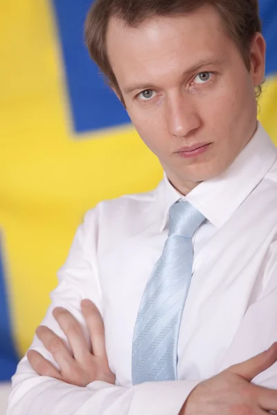 Человек над шведским флагом — стоковое фото