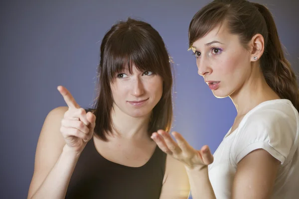 Twee vrouwelijke vrienden bespreken — Stockfoto