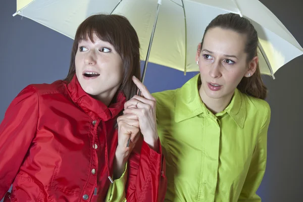 Amici sotto ombrello — Foto Stock