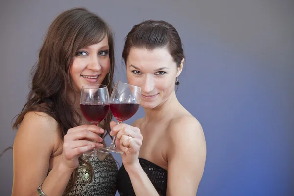 Meninas torrando vinho — Fotografia de Stock