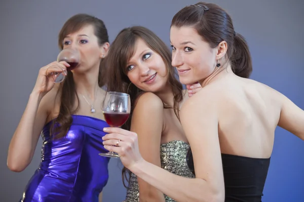 Mulheres dançando com copos de vinho — Fotografia de Stock
