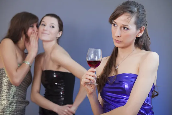 Kvinnor som viskar på party — Stockfoto