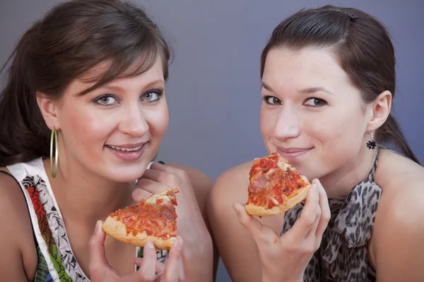 Femmes mangeant des pizzas — Photo