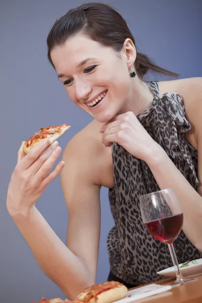 披萨的女人 — 图库照片