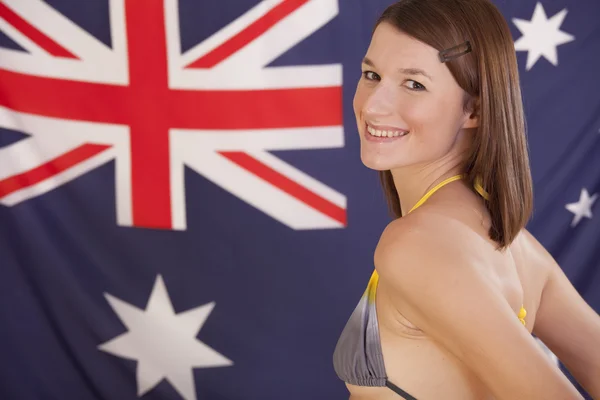 Женщина над австралийским флагом — стоковое фото