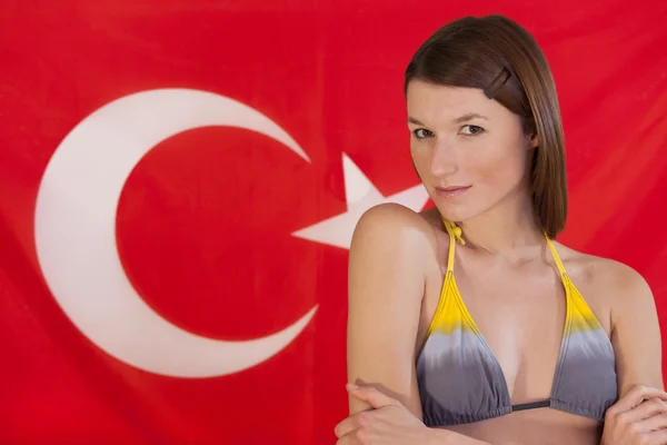 Женщина над турецким флагом — стоковое фото