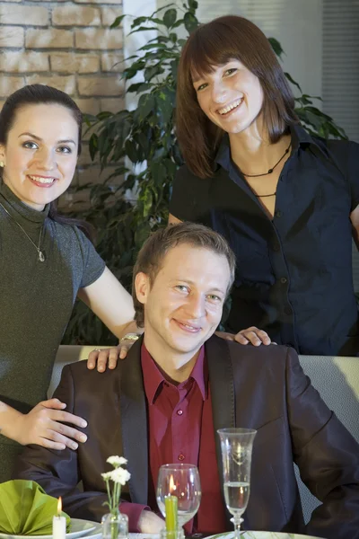 Uomo felice con due donne — Foto Stock
