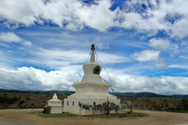 Tibet stupa gökyüzü arka planda