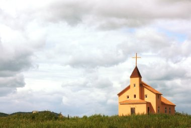 kilise üzerinde fırtınalı gökyüzü