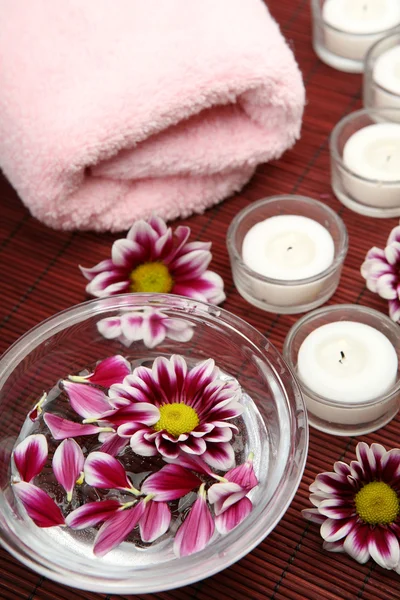 Towel and candles — Stock Photo, Image