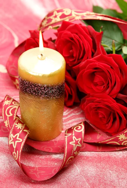 Rose e una candela — Foto Stock