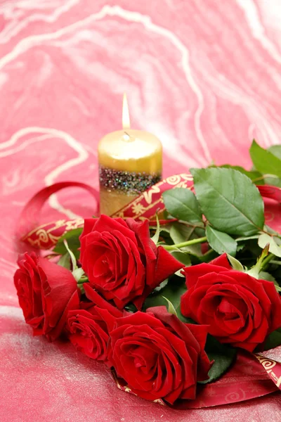 Τριαντάφυλλα και ένα κερί — Φωτογραφία Αρχείου