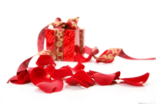 Box and petals of roses — Stock Photo, Image