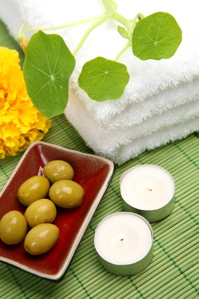 Towel and olives — Stock Photo, Image