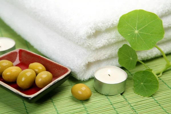 Towel and olives — Stock Photo, Image