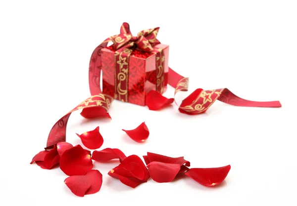 Gift and petals — Stock Photo, Image